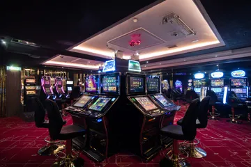 A close-up shot of golden coins falling around a spinning roulette wheel, representing immersive casino action at UUOK.
