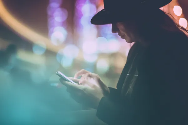 ক্যাসিনো চিপে ঘেরা এক আত্মবিশ্বাসী ডিলার খেলোয়াড়দের UUOK অ্যাকাউন্টে লগইন করতে আহ্বান করছেন—যা দ্রুত ও সহজ লগইন সুবিধাকে উপস্থাপন করে।